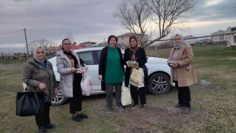 AK kadınlar evlerinde hazırladıkları yemekleri ihtiyaç sahipleriyle paylaşıyor