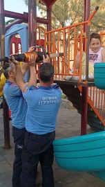 Bursada Kaydırak Demirlerine Sıkışan Çocuğu İtfaiye Böyle Kurtardı