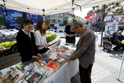 Dünya Kitap Hediye Etme Gününde 2 Bin Kitap Dağıtıldı