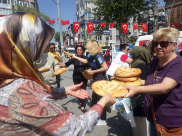 Edremitte MHPnin dağıttığı pideler kapışıldı
