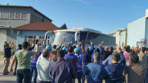 İşçi Çıkaran Fabrika Önünde Servis Aracına Saldırı Girişimi