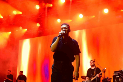 Ünlü Şarkıcı Edisten Bursada Coşkulu Konser