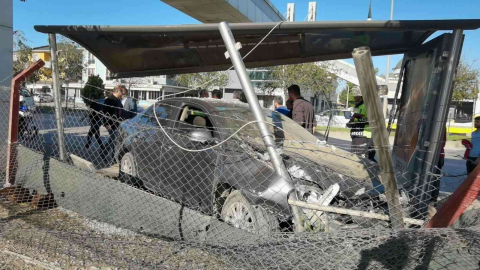 Bursada Otomobil Durağa Daldı: 1 Yaralı