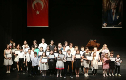 Küçük Piyanistlere Tam Not