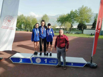 Osmangazili Atletler Zirveden İnmiyor