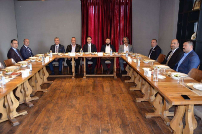 Özdemir, Doğu Türkistan davasının temsilcileri ile bir araya geldi