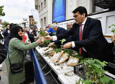 Bursada 12 Meydanda 500 Bin Fide Dağıtıldı