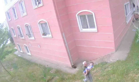 Bursada 5İnci Kattan Düşen Çocuk Hayata Tutundu