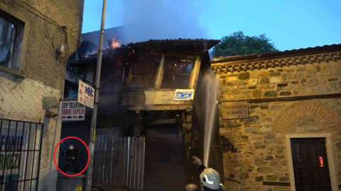 İtfaiye Eri Binanın Altında Kalmaktan Son Anda Kurtuldu: Yüzlerce Yıllık Tarihi Binanın Yanarak Yıkılma Anı Kameralarda