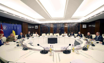 Bakan Akar, Romanya Başbakanı Ciuca ile görüştü