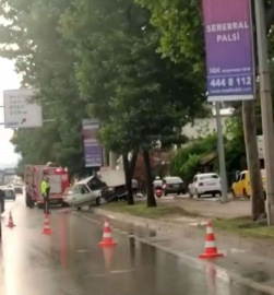 Kontrolden Çıkan Otomobil Ağaca Çarptı: 1 Yaralı