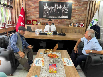 Gölbaşında belediyeyi ziyaret edenlere jelibon ikramı