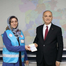Başkan Özlü, kurbanını bağışladı