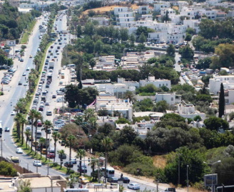 Bodruma tatilci akını başladı: Trafik kilitlendi, sahillerde adım atacak yer kalmadı