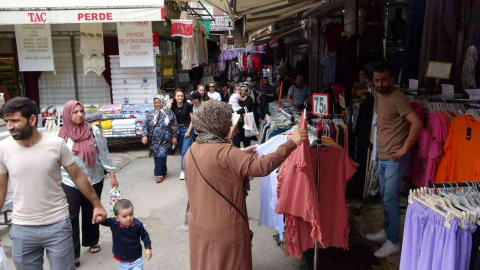 Bayram arifesinde çarşı pazarda insan yoğunluğu