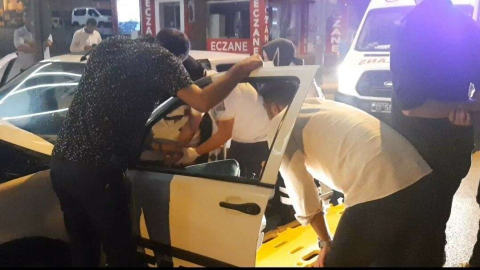 Park Halindeki Araçlara Çarpıp Sıkışan Sürücü Böyle Kurtarıldı