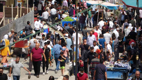 Vanda bayram arefesinde çarşı pazarda yoğunluk
