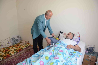 Başkan Akmandan hasta ve yaşlılara bayram ziyareti