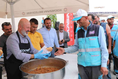 Başkan önlüğü taktı, personeline ekmek arası kavurma ikram etti