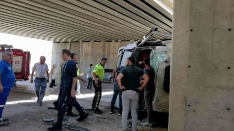 Damperi Açık Kalan Kamyon Köprüye Çarpıp Devrildi; Sürücüsü Böyle Kurtarıldı