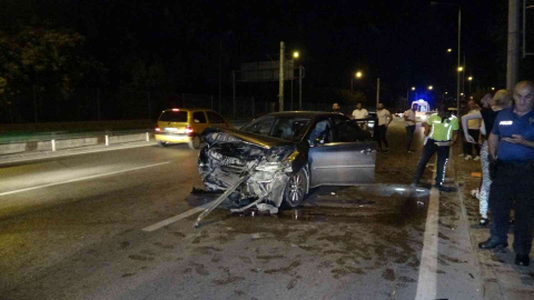 Bursada Kontrolden Çıkan Araç Önce Bariyerlere Sonra Otomobile Çarptı: 1İ Ağır 2 Yaralı