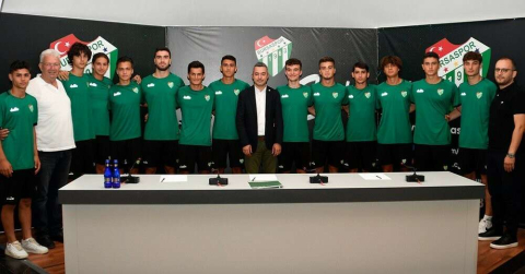 Bursaspor 13 Futbolcu İle Profesyonel Sözleşme İmzaladı