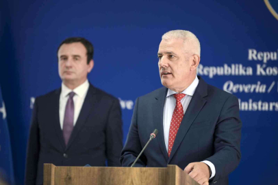 Kosovada Sırplar, sınırda kurdukları barikatları kaldırılıyor