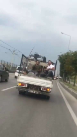 Bursada Kamyonet Arkasında Tehlikeli Yolculuk Kamerada