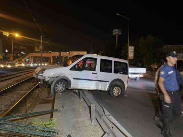 Bursada Ticari Araç Metro Rayına Uçtu : 1 Yaralı