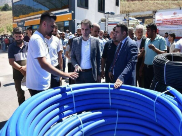 Sasonda çilek üreticilerine malzeme desteği verildi