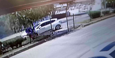 Otomobilin Çarptığı Motosikletli Yaralandı, Kaza Anı Kameraya Yansıdı