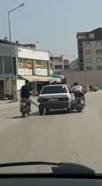Bursada Motosiklet Sürücüleri Yolda Kalan Otomobili Ayaklarıyla İttiler