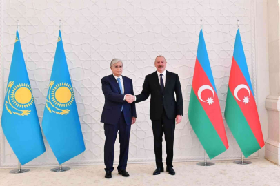 Aliyev, Kazakistan Cumhurbaşkanı Tokayevi resmi törenle karşıladı