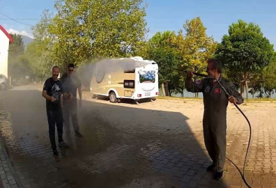 İlk Defa Kendi Başına Uçmayı Başaran Öğrencilerini Otomobil Gibi Yıkadı
