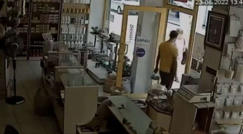 Bursada Sadaka Kutusu Hırsızlığı Kameralarda