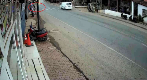 Bursada Şimşeğin Yaşattığı Panik Kameraya Yansıdı