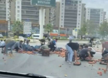Bursada Kamyonetten Dökülen Şeftaliler İçin Herkes Seferber Oldu