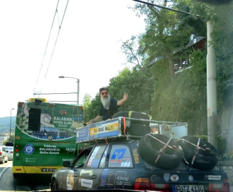 Otomobilin Üzerinde Şehir Yolcuğu Yaptı, Gören Bir Daha Baktı