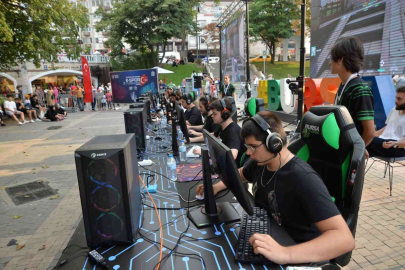 Zafer Coşkusunu ‘Sanal Savaşla Yaşadılar