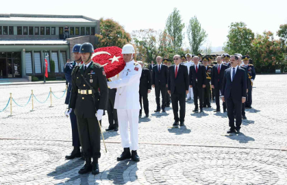 Cumhurbaşkanı Erdoğan, 30 Ağustos Zafer Bayramı dolayısıyla Devlet Mezarlığını ziyaret etti