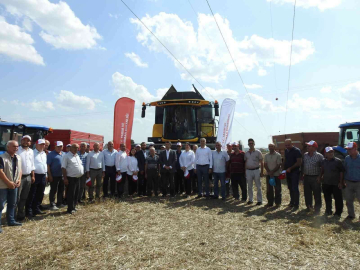 Vali Kırbıyık, biçerdövere binerek ayçiçeği hasadı yaptı