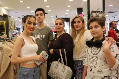 İranlı turistler Van esnafının yüzünü güldürdü