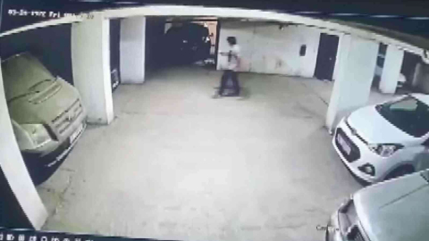 Hırsız, Motosiklet Sahibi Tarafından Yakalanınca Bıçak Çekti O Anlar Kameraya Yansıdı