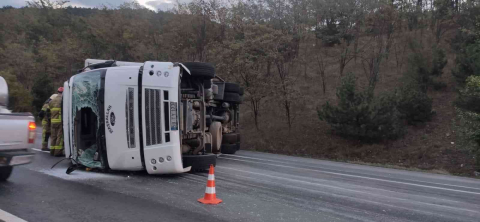 Bursada Kamyon Devrildi: 2 Yaralı