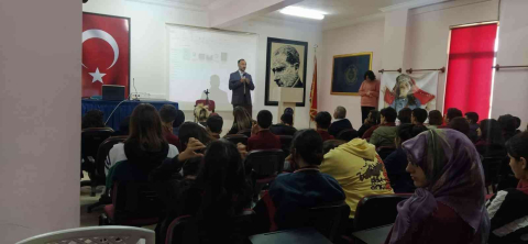 Gedizde öğrencilere “Peygamberimiz, cami ve irşat konulu konferans düzenlendi