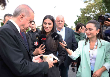 Cumhurbaşkanı Erdoğan, basın mensuplarına kandil simidi ikram etti