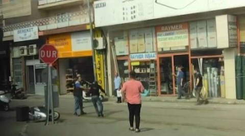 Bir Tarafta Yangın, Bir Tarafta Kavga