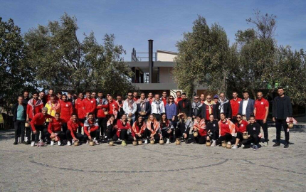Futbolcular zeytin hasadına katıldı