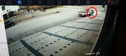 Görünmez Kaza...yeleği Kamyonetin Kasasına Takılan Kadın Ağır Yaralandı.