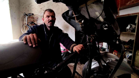Gözleri Görmüyor, Hissederek 20 Yıldır Motosiklet Tamir Ediyor